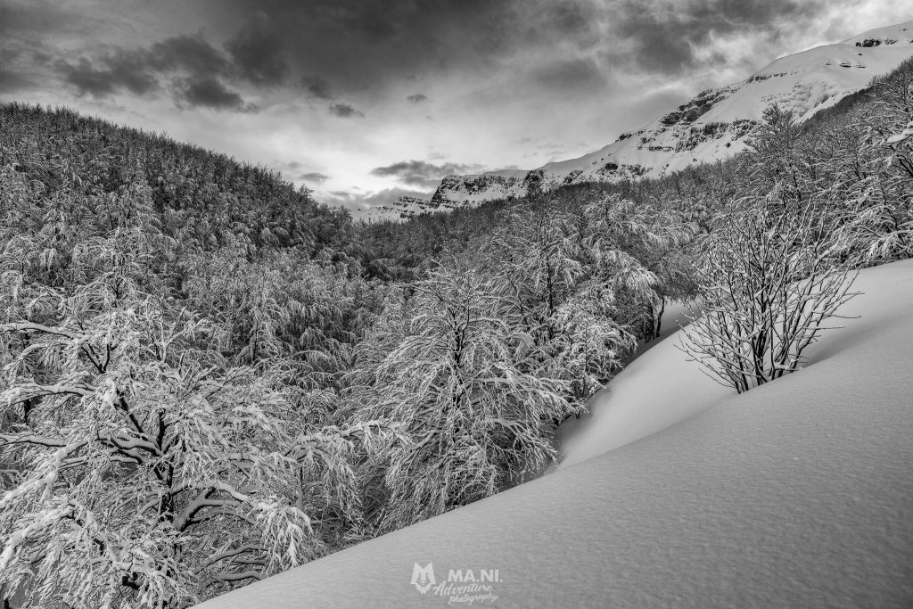 Il crinale tra emilia e toscana si mostra dopo un'intensa nevicata